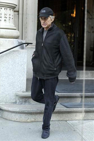 Maikls Duglass smagās slimības dēļ sver tikai 67 kilogramus (FOTO) (Bilde 3)