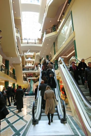 Riktīgs bardaks un liftā iesprūdušie jaunā tirdzniecības centra atklāšanā - FOTO (Bilde 3)