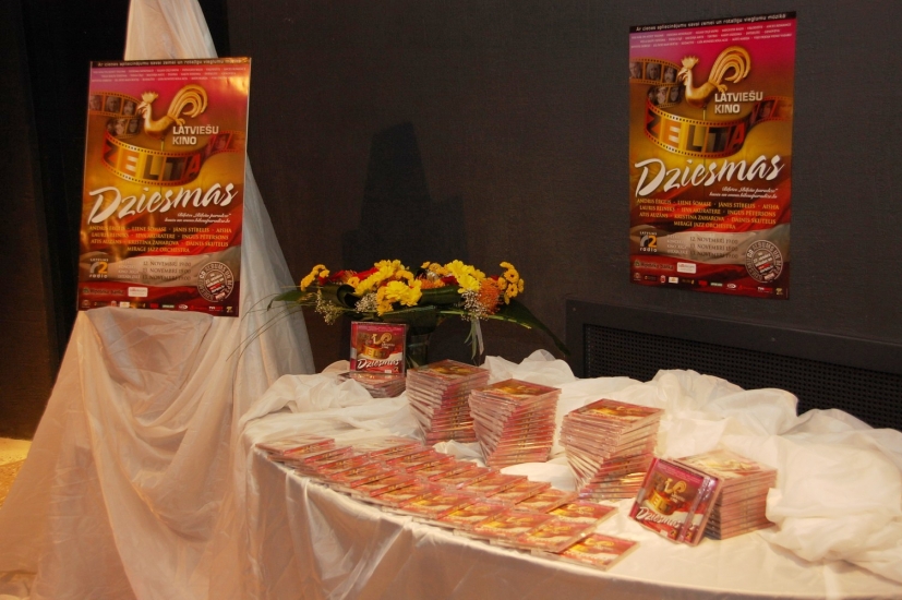 Populāri dziedātāji plēsušies par "Latviešu kino zelta dziesmām"  (FOTO) (Bilde 1)