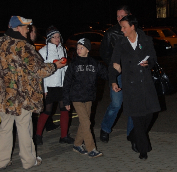 Linda Mūrniece atsakās no "bomža" piedāvātā ābola (FOTO) (Bilde 4)