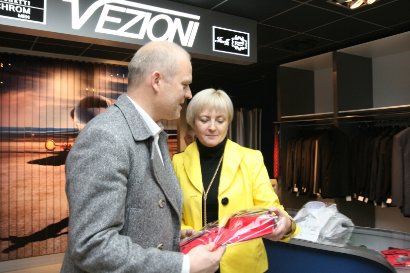 Miljonārs Koziols savas vājības apmierina ekspolitiķes Itas Zālītes veikalā FOTO (Bilde 4)
