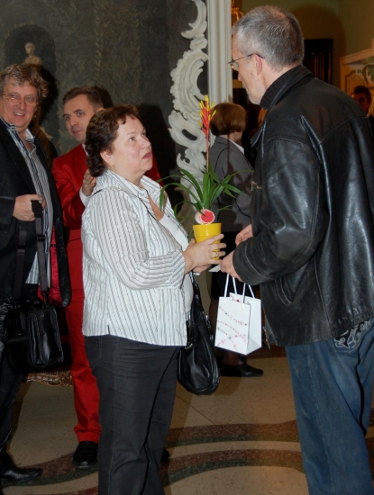 Kaspara Dimitera sieva slepus žurnālistiem rāda nepiedienīgu žestu? (FOTO) (Bilde 1)