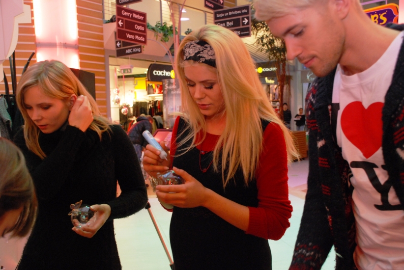 Jenny May grūtniecības laikā glezno (FOTO) (Bilde 3)