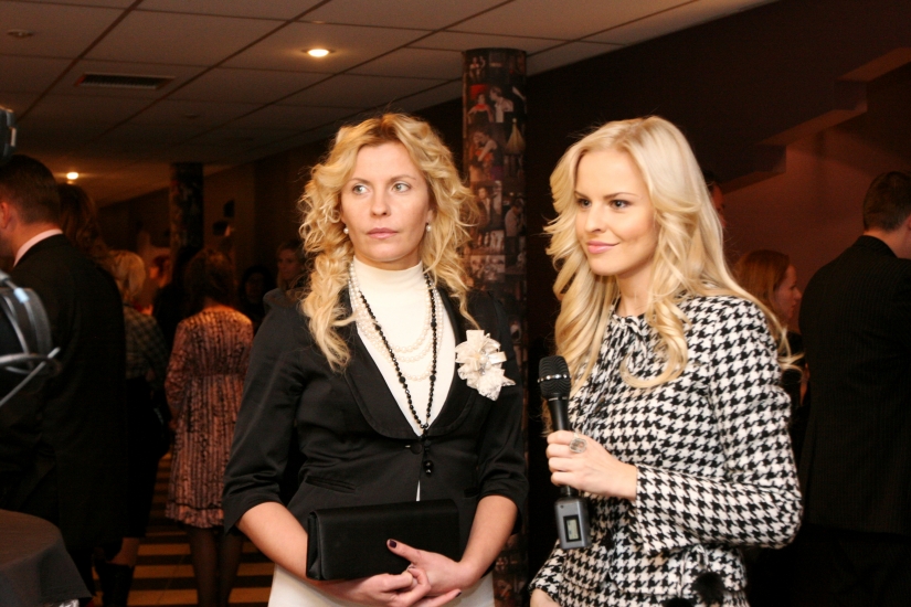 Blondīnes-konkurentes Zeltiņa un Silova pārvarējušas iedomību un sarunājas(FOTO) (Bilde 1)