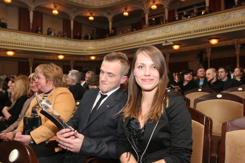 Kaža publiski apjūsmo savas pievilcīgās draudzenes daiļās kājas - FOTO  (Bilde 3)