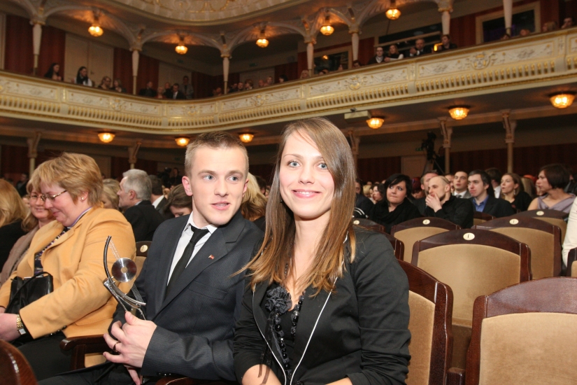 Kaža publiski apjūsmo savas pievilcīgās draudzenes daiļās kājas - FOTO  (Bilde 4)