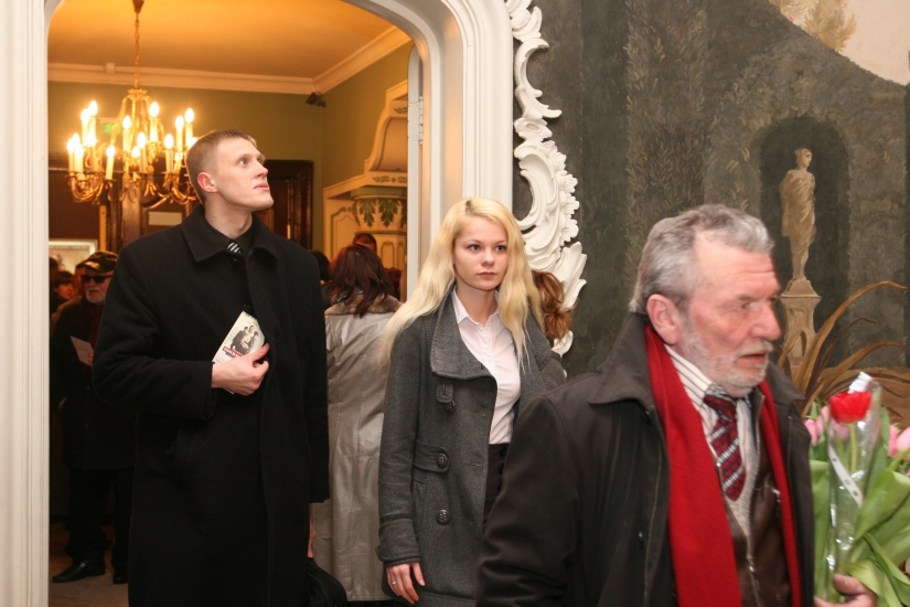 Jaunākais Latvijas deputāts tusiņā neslēpj iemīlēšanos savā skaistulē - FOTO (Bilde 1)