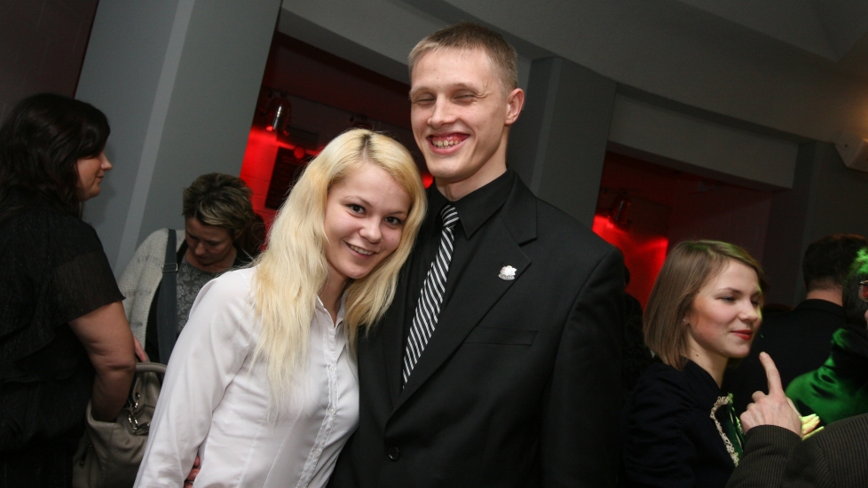 Jaunākais Latvijas deputāts tusiņā neslēpj iemīlēšanos savā skaistulē - FOTO (Bilde 4)