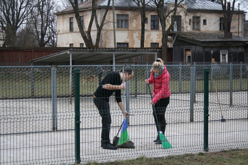 Deputāts Parādnieks piedalās labdarības talkā un tīra suņu voljērus (FOTO) (Bilde 1)