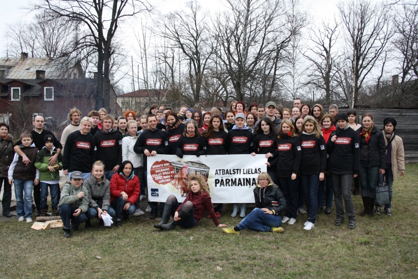 Deputāts Parādnieks piedalās labdarības talkā un tīra suņu voljērus (FOTO) (Bilde 3)