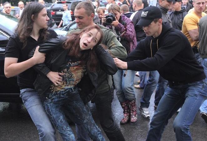 Latvijas Radio žurnālistu arestējuši "bandīti" treniņbiksēs - AIZTURĒŠANAS FOTO (Bilde 3)