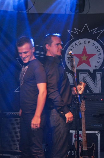 KAŽU albuma prezentācijā atbalsta draudzene un suns (FOTO) (Bilde 1)
