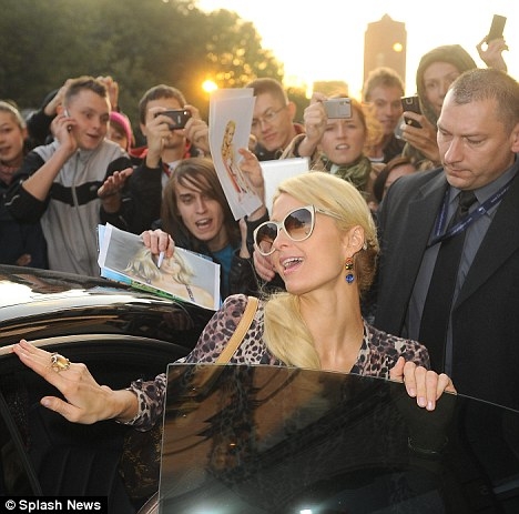 Parisa Hiltone savu superzvaigznes statusu apliecina Ukrainā (FOTO) (Bilde 4)