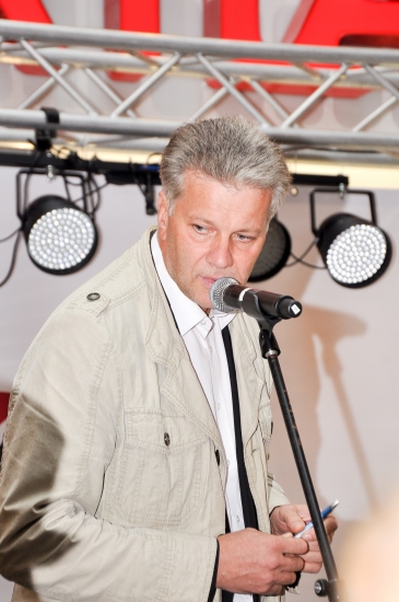 Imants Kalniņš beidzot sabiedrībā izved sievu (FOTO) (Bilde 1)