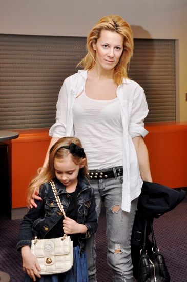 2011. gada seksīgākā pašmāju sieviete sabiedrībā iziet ar meitiņu (FOTO) (Bilde 1)