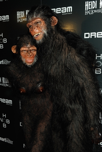 Heidija Kluma ar vīru iejutusies primātu ādā FOTO  (Bilde 2)