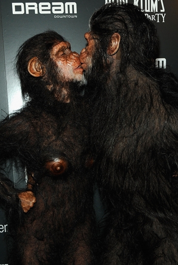 Heidija Kluma ar vīru iejutusies primātu ādā FOTO  (Bilde 3)