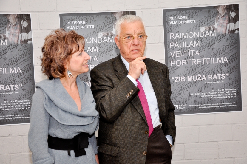 Raimondu Paulu portretfilmas pirmizrādē pārsteidz jaunais pāris (FOTO) (Bilde 1)