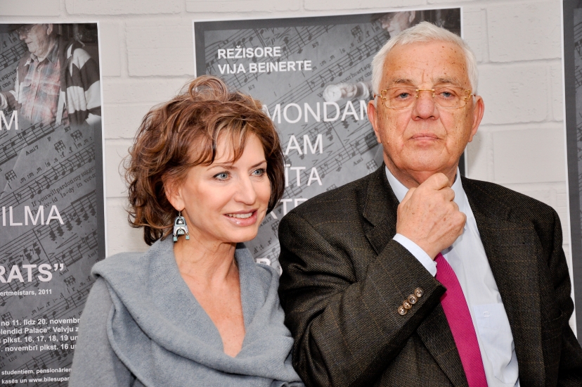 Raimondu Paulu portretfilmas pirmizrādē pārsteidz jaunais pāris (FOTO) (Bilde 3)