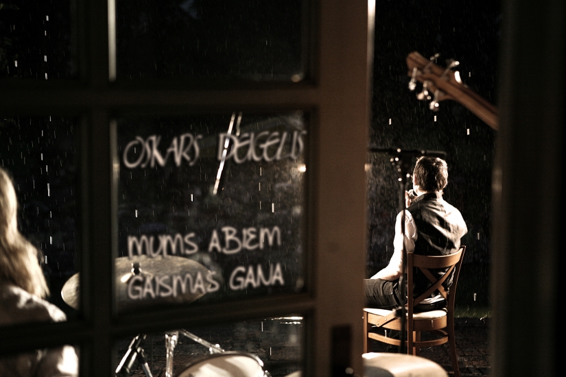Oskars Deigelis dāvina jaunu Ziemassvētku dziesmu (Bilde 1)