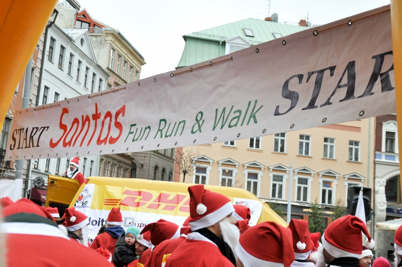 Simtiem Ziemassvētku vecīši pulcējas kopīgam skrējienam (FOTO) (Bilde 1)