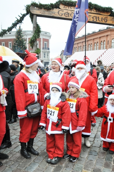 Simtiem Ziemassvētku vecīši pulcējas kopīgam skrējienam (FOTO) (Bilde 4)