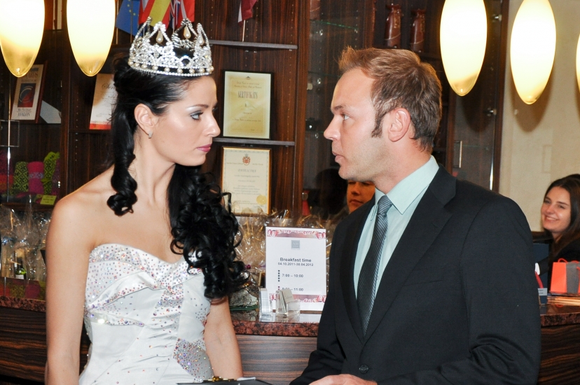 "Miss pasaule 2011" dalībniece «Avalon Hotel» Ziemassvētku ballē (FOTO) (Bilde 4)