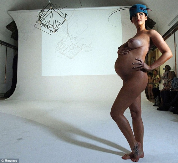 Modele 8. grūtniecības mēnesī pilnībā kaila cepuru modes skatē FOTO (Bilde 1)
