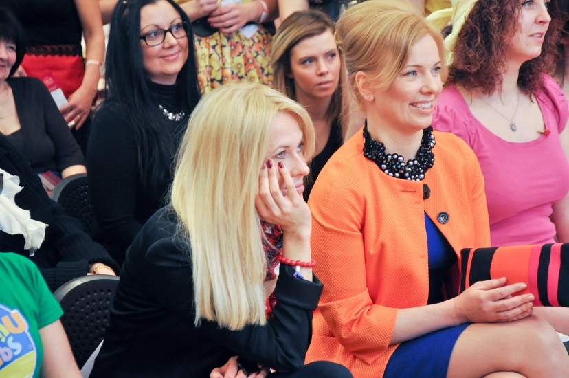 Jana Duļevska ar lelli rokās izvairās no fotogrāfiem (FOTO) (Bilde 4)