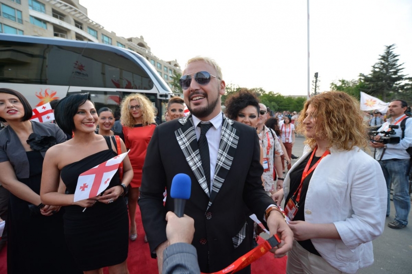ANMARY uz sarkanā paklāja sniedz intervijas (FOTO) (Bilde 2)