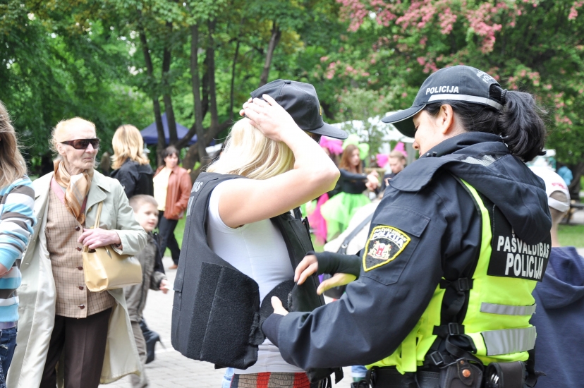 Liene BĒRZIŅA piemērījusi Rīgas Pašvaldības policijas ekipējumu (FOTO) (Bilde 1)