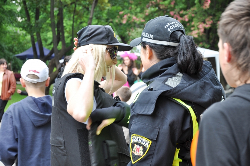 Liene BĒRZIŅA piemērījusi Rīgas Pašvaldības policijas ekipējumu (FOTO) (Bilde 2)