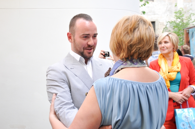 ŠKUTĀNS nesmādē bagātīgi klātos galdus (FOTO) (Bilde 1)