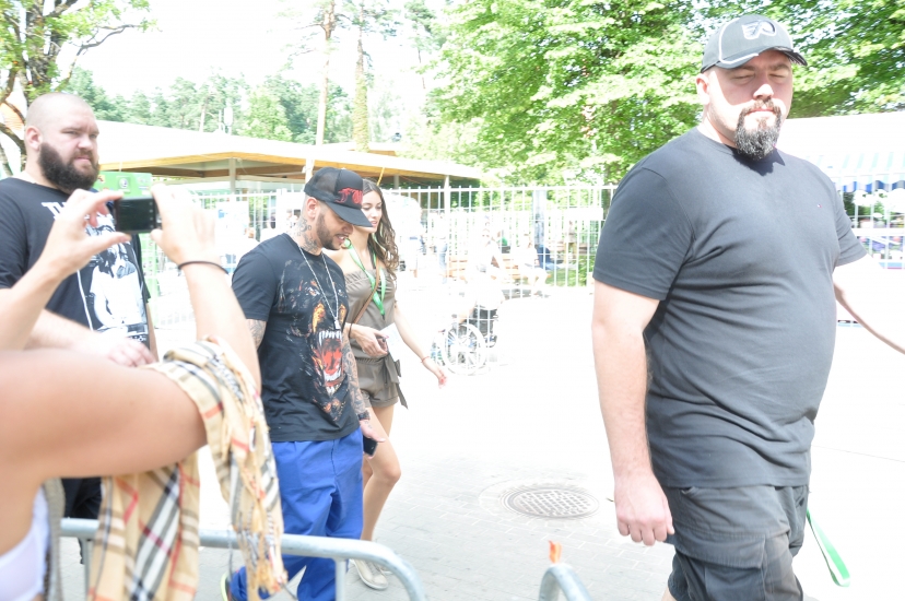 Reperi Timati apsargā buldozers (FOTO) (Bilde 3)