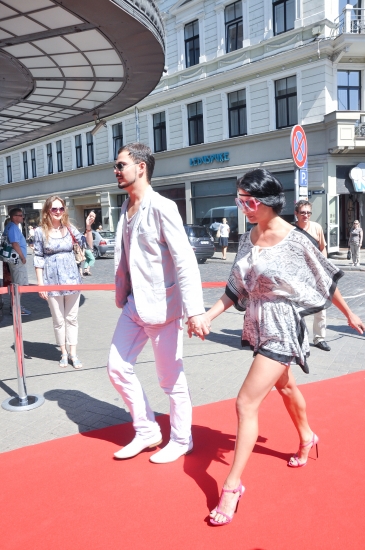 Viola Abramova Mailīte ar vīru defilē pa sarkano paklāju (pārīša FOTO) (Bilde 2)
