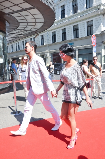 Viola Abramova Mailīte ar vīru defilē pa sarkano paklāju (pārīša FOTO) (Bilde 3)
