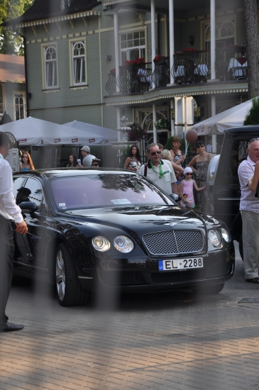 ŠLESERI labi iederas starp dārgām automašīnām (FOTO) (Bilde 2)