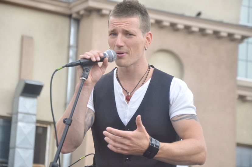 Kaspars Zlidnis savas fanes nesā uz rokām (FOTO) (Bilde 1)