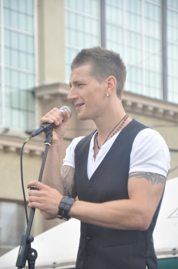 Kaspars Zlidnis savas fanes nesā uz rokām (FOTO) (Bilde 3)