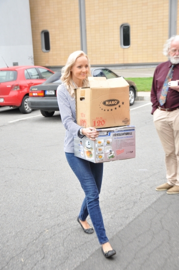 Liene Bērziņa apkrāvusies ar kastēm (FOTO) (Bilde 3)