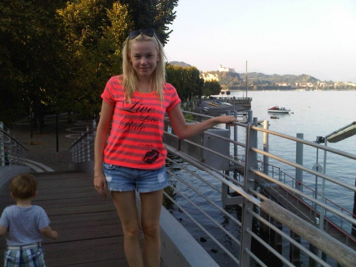 Simpātiskā Laura Blaubuka bauda sauli (FOTO) (Bilde 3)