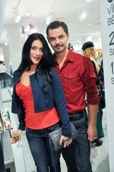 Viola Abramova un Rihards Mailītis saskaņojuši apģērbu (pārīša FOTO) (Bilde 2)