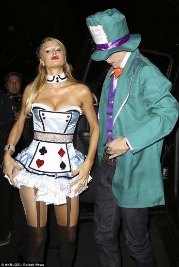 Parisai Hiltonei aptrūkušās idejas Helovīnu tērpam FOTO (Bilde 1)