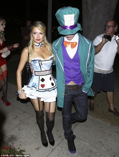 Parisai Hiltonei aptrūkušās idejas Helovīnu tērpam FOTO (Bilde 4)