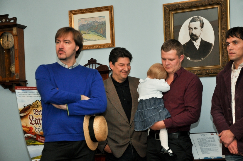 Dainis Skutelis sabiedrībā izved meitiņu  (Bilde 4)
