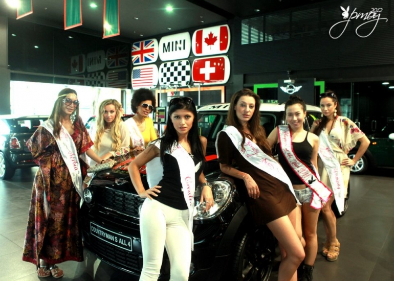 Lingita Filipīnās īsā kleitiņā reklamē automašīnas  (Bilde 1)