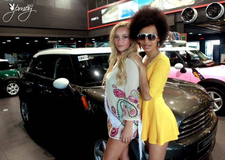 Lingita Filipīnās īsā kleitiņā reklamē automašīnas  (Bilde 3)