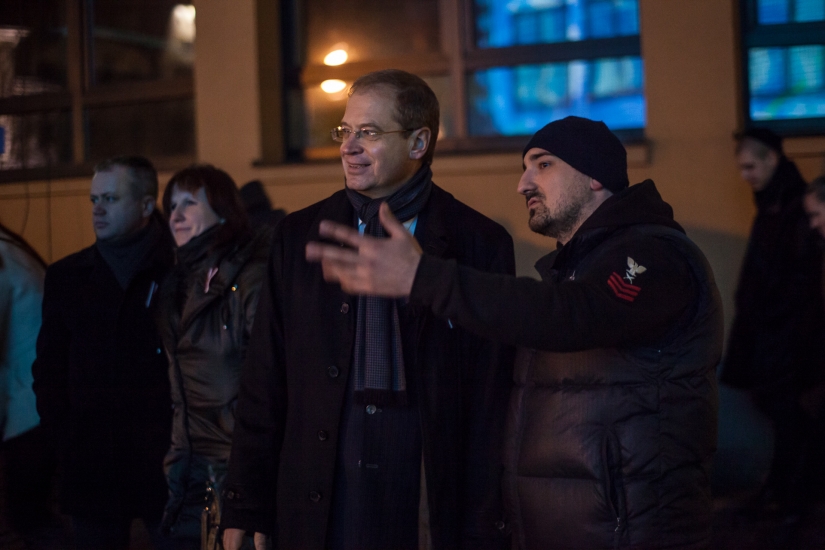 Sabiedrībā zināmi cilvēki izmēģina vienu no Iluminātu takas objektiem (Bilde 2)