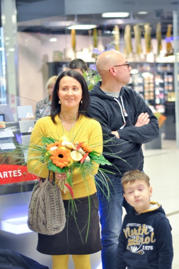 Fani drūzmējas, lai saņemtu autogrāfu no Laura REINIKA (Bilde 2)