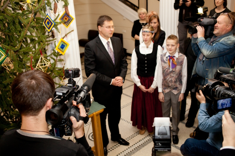 Premjers un ministri valdības nama egli izrotā ar pašu darinātiem rotājumiem (Bilde 1)